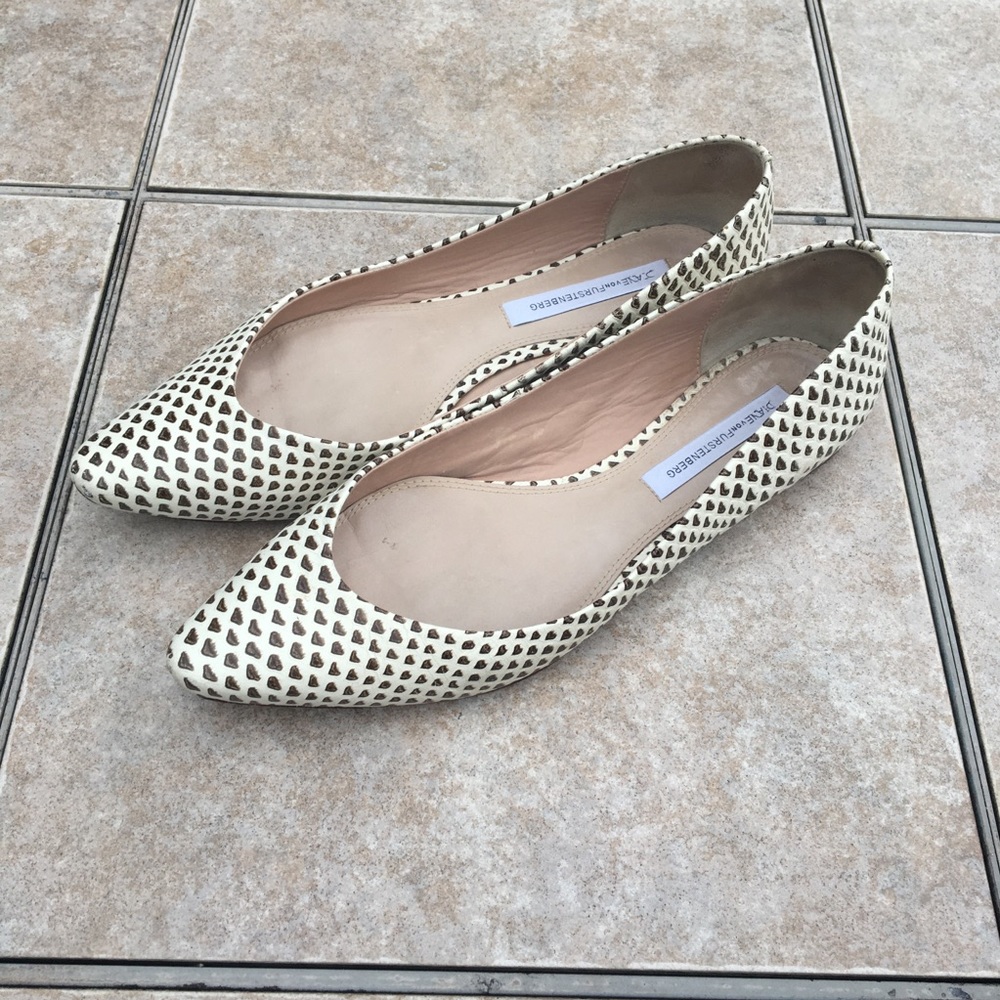 Diane von Furstenberg embossed flats shoes 7.5